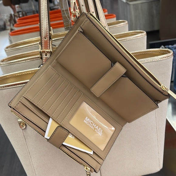 MICHAEL KORS
Jet Set Lg Ombré Logo Double-Zip Wristlet-Wallet-Phone Case Holder - Picture 5 of 16